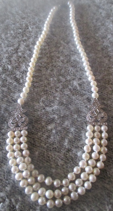 xxM1286M Frech water pearl necklace with white gold and diamond accents. Takst-valuation N.kr 7000